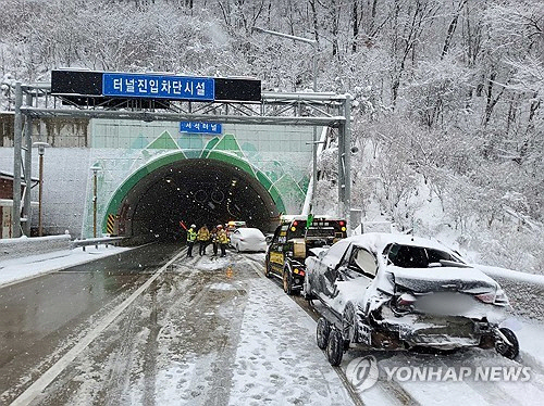 27일 강원 홍천군 서석면 수하리 서울양양고속도로 서울 방향 서석터널 인근에서 차량 5대 간 추돌 사고가 났다. 이 사고로 1명이 숨지고 2명이 크게 다쳤으며 4명이 가벼운 상처를 입었다. [강원특별자치도소방본부 제공]